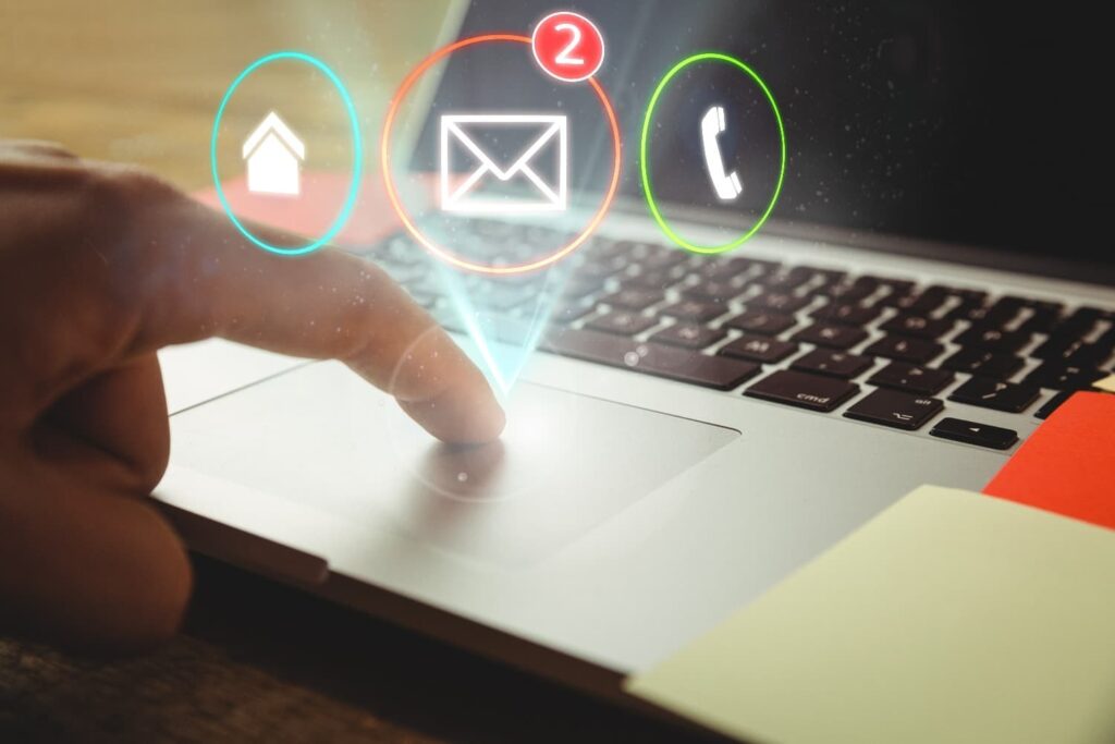 Imagem de computador referente ao contato do site